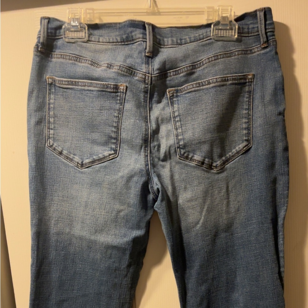 Sonoma Blue Ankle Cropped Jeans with Subtle Fading and Lived-in Look